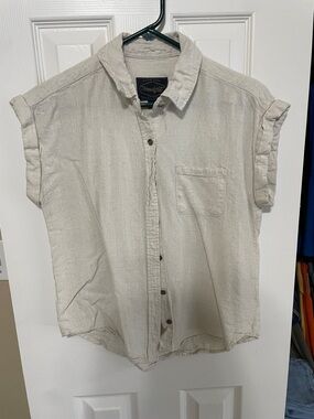 Thread & Supply Women's Short-Sleeve Button-Down Shirt in Light Cream